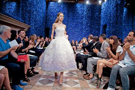  Dior by Raf Simons: Un Vistazo al Futuro de la Moda en el Museo del Hermitage